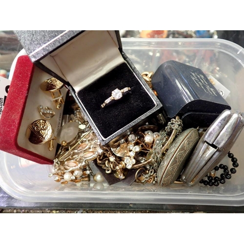 1173 - Collection of costume jewellery to include cufflinks, rings etc. UK P&P Group 1 (£16+VAT for the fir... 