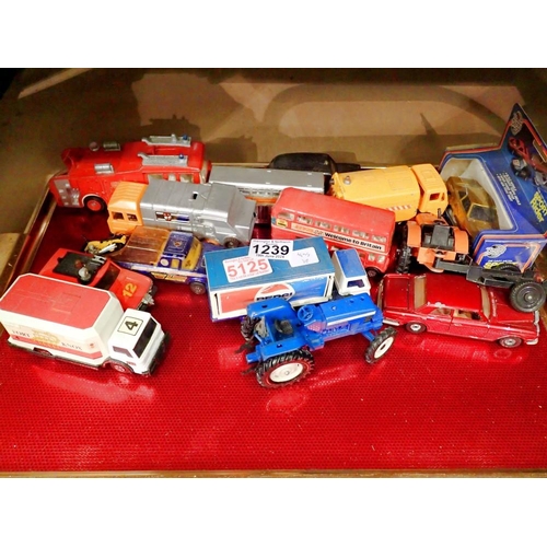 1239 - Tray of playworn diecast vehicle. Not available for in-house P&P