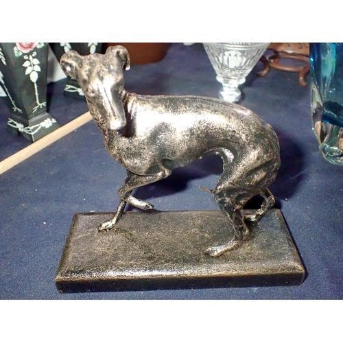 1325 - Cast iron greyhound on plinth. L: 22 cm UK P&P Group 2 (£20+VAT for the first lot and £4+VAT for sub... 