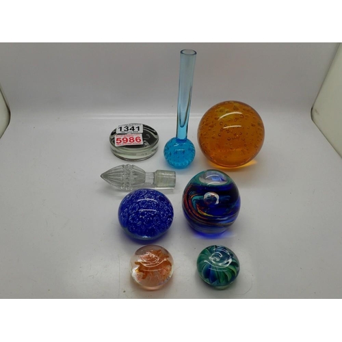 1341 - Mixed glassware to include paperweights. UK P&P Group 2 (£20+VAT for the first lot and £4+VAT for su... 