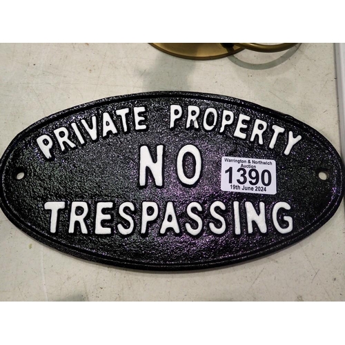 1390 - Cast iron Private Property sign, L: 24 cm. UK P&P Group 2 (£20+VAT for the first lot and £4+VAT for ... 