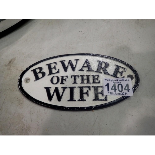 1404 - Cast iron Beware of The Wife sign. UK P&P Group 1 (£16+VAT for the first lot and £2+VAT for subseque... 