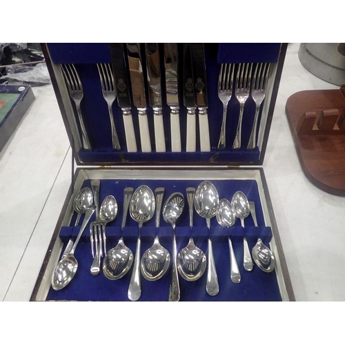 1428 - Mixed items to include an oak cased canteen of cutlery. Not available for in-house P&P