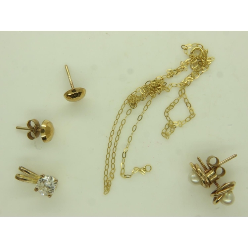 17 - Mixed 9ct gold, including a stone set pendant, a pair of earrings etc., combined 2.5g. UK P&P Group ... 