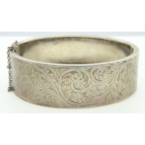 27 - Sterling silver snap bangle with chased decoration, D: 60 mm, 22g. UK P&P Group 1 (£16+VAT for the f... 