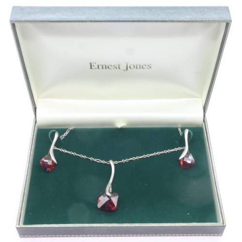 71 - A suite of contemporary silver and red stone jewellery, comprising a pendant necklace and earrings. ... 