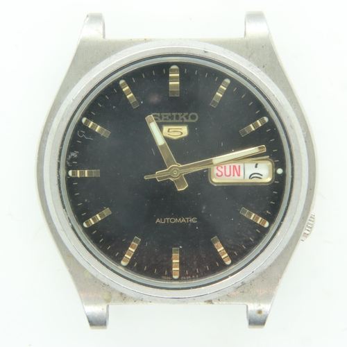 80 - SEIKO 5: gents steel cased automatic wristwatch head, black dial with gold baton chapters, with day ... 