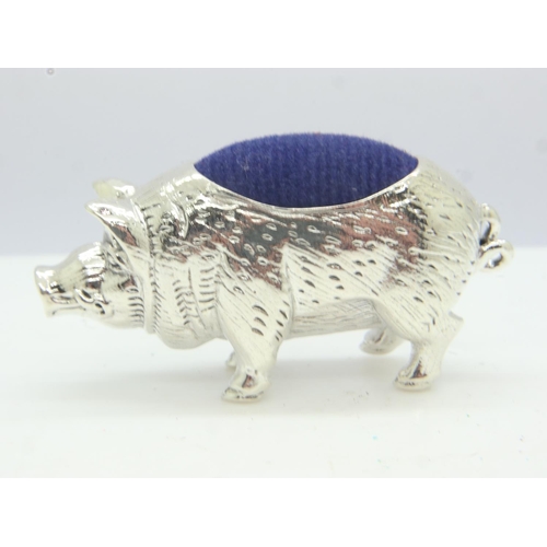 114 - Sterling silver pig form pin cushion, L: 40 mm. UK P&P Group 0 (£6+VAT for the first lot and £1+VAT ... 