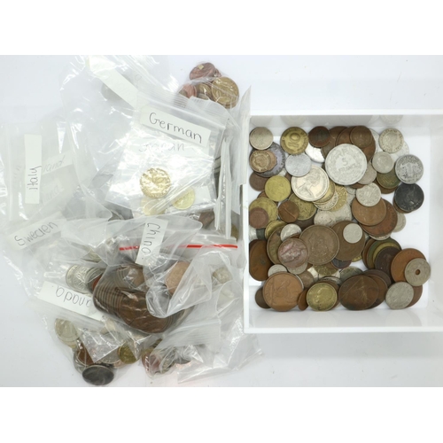 124 - A large collection of mixed world coins. UK P&P Group 1 (£16+VAT for the first lot and £2+VAT for su... 