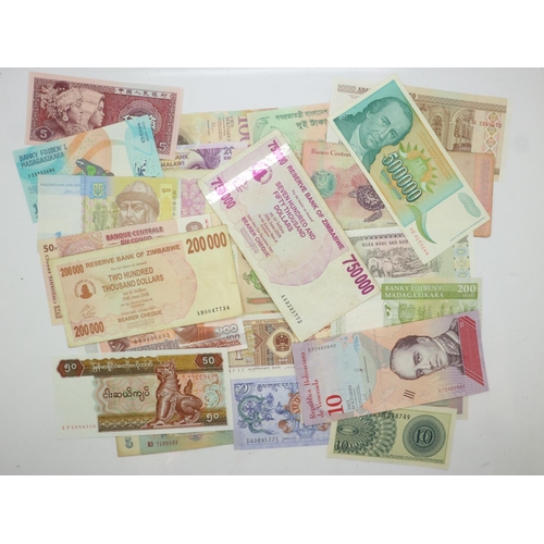 127 - Collection of 30 world bank notes, mostly in uncirculated condition. UK P&P Group 0 (£6+VAT for the ... 