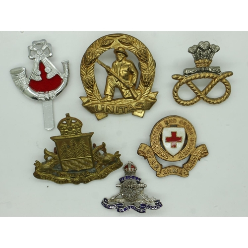 156 - Mixed UK military cap badges with an enamelled RA sweetheart brooch. UK P&P Group 1 (£16+VAT for the... 