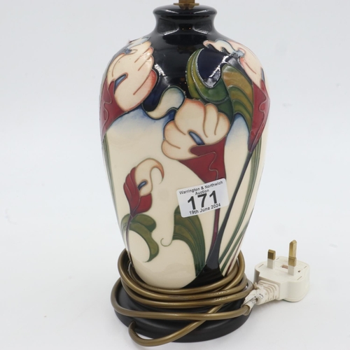 171 - Moorcroft Calla Lily pattern table lamp, with shade, no cracks or chips, H: 26 cm to top of base, bo... 