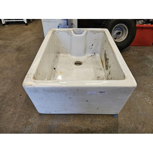 1980L - Large Belfast sink, H: 25 cm, W: 61 cm. Not available for in-house P&P