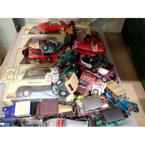 1029 - Twenty four Matchbox Models Of Yesteryear, boxed and loose. Not available for in-house P&P