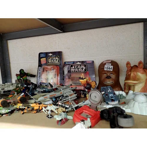 1044 - Large quantity of loose Micro Machines, Star Wars diecast models and figures, and two carded example... 