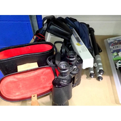 1053 - Two sets of binoculars, video camera and stands. Not available for in-house P&P