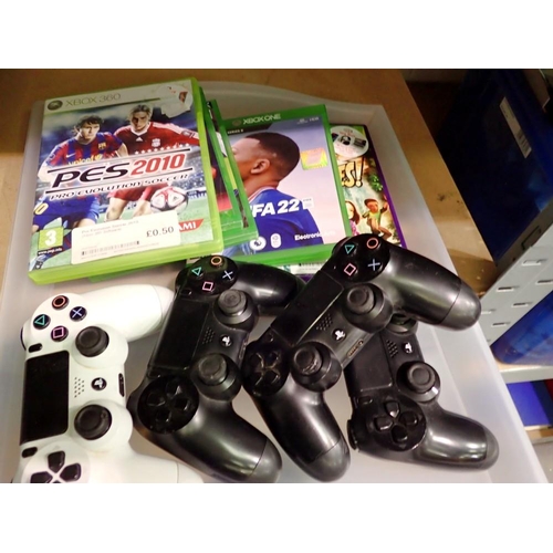 1054 - Four loose PS2 controllers and five boxed games including FIFA. Not available for in-house P&P