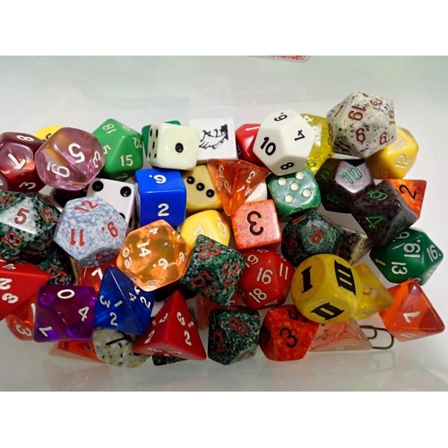 1064 - Mixture of role playing / Dungeons and Dragons gaming dice. UK P&P Group 1 (£16+VAT for the first lo... 