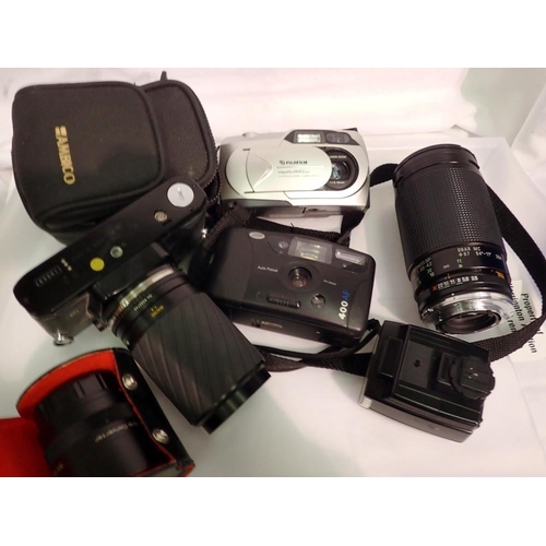 1144 - Small quantity of cameras, lenses and an Olympus flash to include Olympus OM40. UK P&P Group 2 (£20+... 