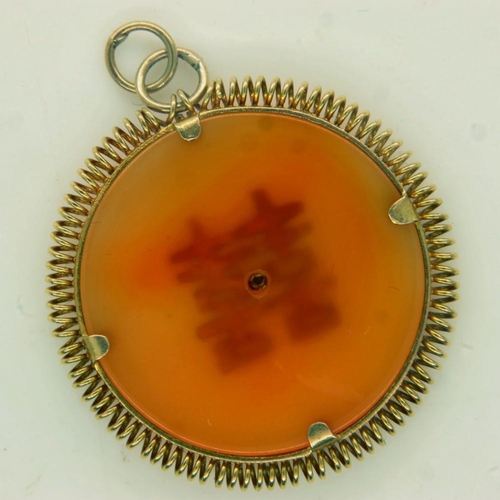 25 - Unmarked 14ct gold mounted circular agate pendant, D: 30 mm, 4.4g. UK P&P Group 0 (£6+VAT for the fi... 