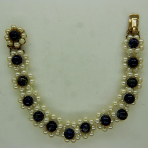 32 - A lapis lazuli and pearl bracelet, mounted with a 9ct gold clasp, L: 17 cm. UK P&P Group 0 (£6+VAT f... 
