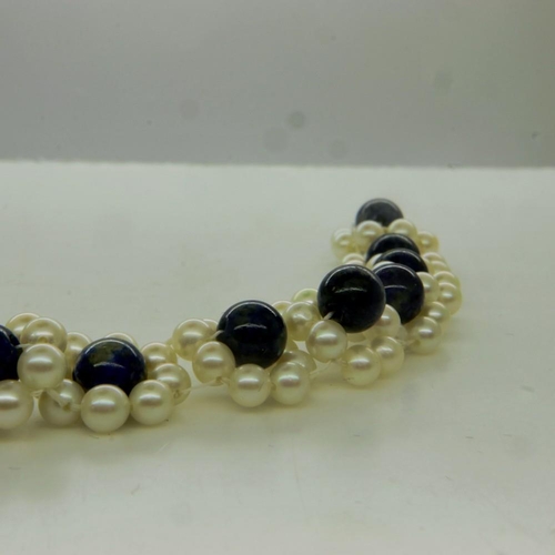 32 - A lapis lazuli and pearl bracelet, mounted with a 9ct gold clasp, L: 17 cm. UK P&P Group 0 (£6+VAT f... 