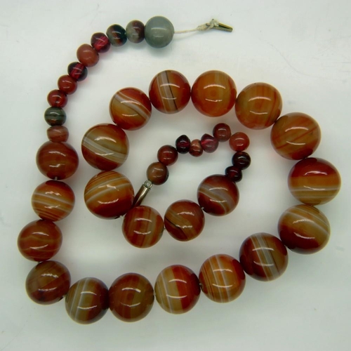 36 - A substantial beaded necklace of polished banded agate, open L: 52 cm. UK P&P Group 0 (£6+VAT for th... 