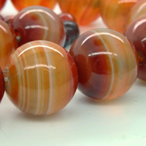 36 - A substantial beaded necklace of polished banded agate, open L: 52 cm. UK P&P Group 0 (£6+VAT for th... 