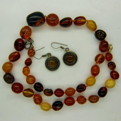 37 - A matched suite of amber jewellery, comprising a beaded necklace of varying ambers including butters... 