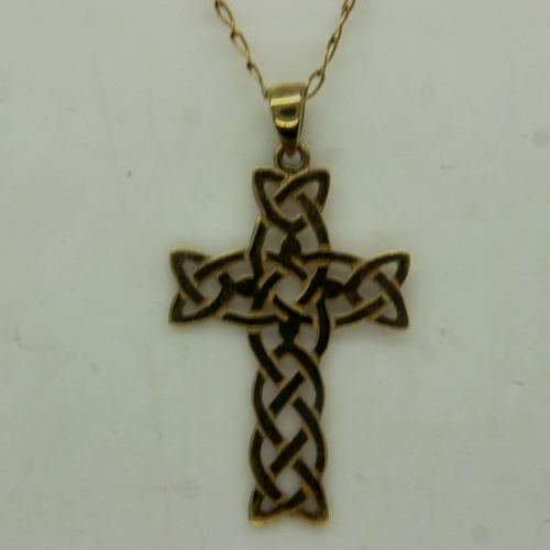 40 - 9ct gold Celtic design cross pendant necklace, 2.1g. UK P&P Group 0 (£6+VAT for the first lot and £1... 