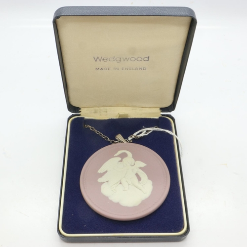 91 - Boxed lilac Jasperware large pendant on a silver chain, depicting cherubs with a swan. UK P&P Group ... 