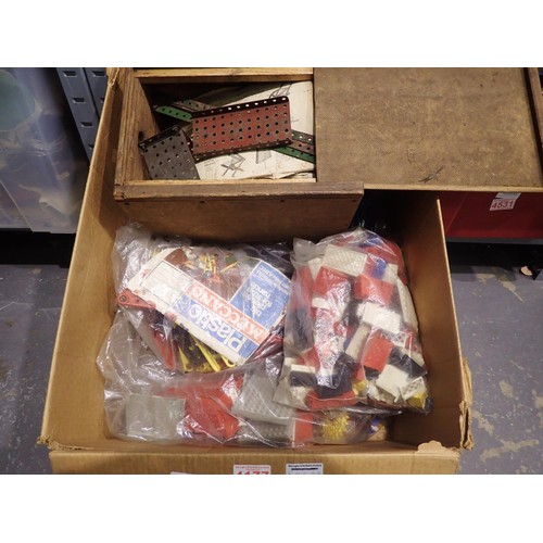 1048A - Quantity of Meccano/plastic Meccano and Lego. Not available for in-house P&P