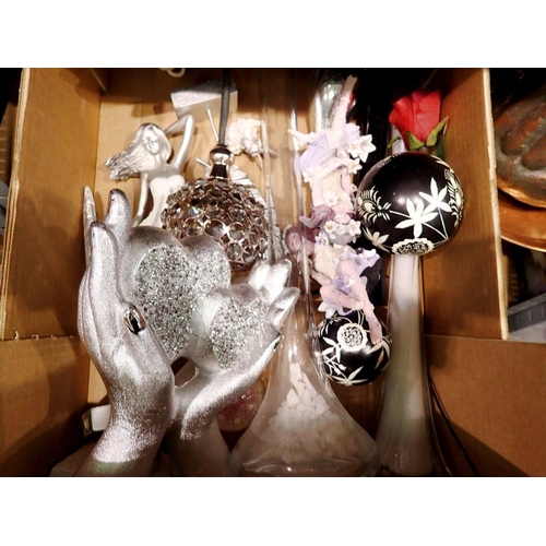 1020 - Mixed decorative ornaments, including candle holders. Not available for in-house P&P