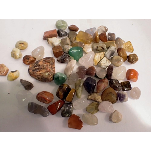 1086 - Box of mixed polished mineral and gemstones. UK P&P Group 1 (£16+VAT for the first lot and £2+VAT fo... 