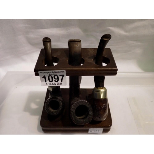 1097 - Decatur Industries pipe display stand and three Petersons pipes. UK P&P Group 1 (£16+VAT for the fir... 