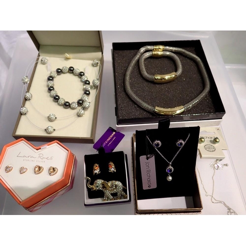 1100 - Quantity of mixed costume jewellery. UK P&P Group 1 (£16+VAT for the first lot and £2+VAT for subseq... 