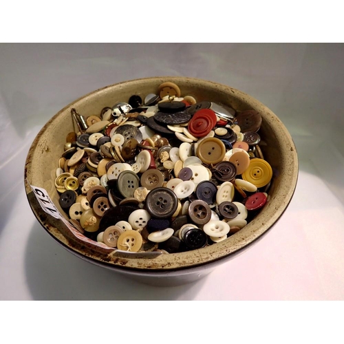 1115 - Large quantity of buttons in a ceramic pot. UK P&P Group 2 (£20+VAT for the first lot and £4+VAT for... 