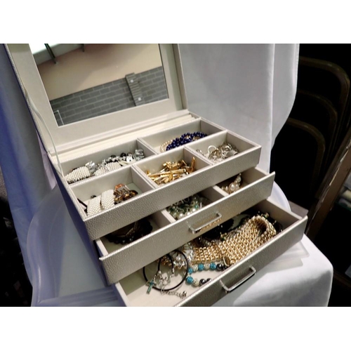 1118 - Silver jewellery box containing costume jewellery. UK P&P Group 2 (£20+VAT for the first lot and £4+... 