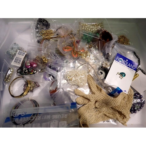 1120 - Quantity of costume jewellery. UK P&P Group 2 (£20+VAT for the first lot and £4+VAT for subsequent l... 