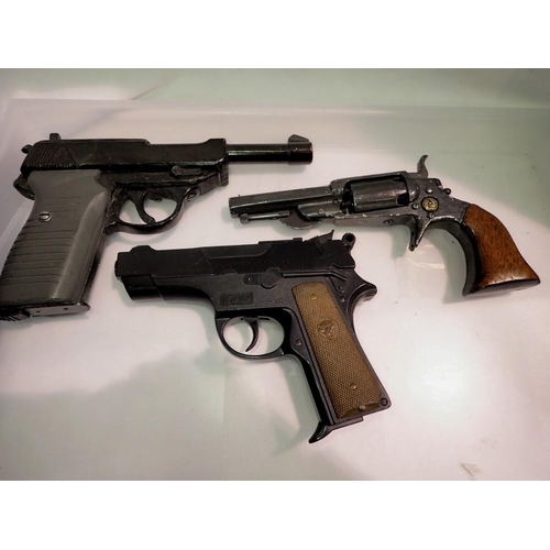 1122 - Three replica pistols. Not available for in-house P&P