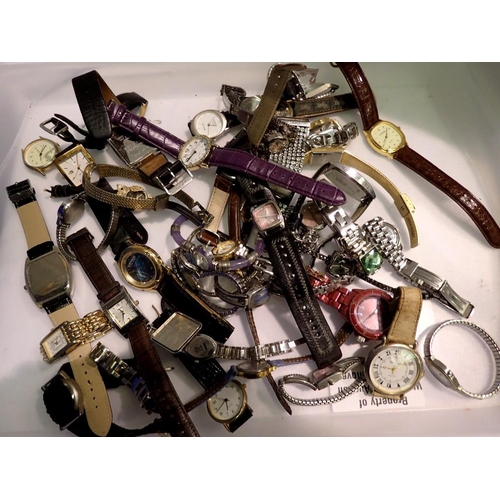 1126 - Mixed assortment of mens and womens wrist watches for repair or batteries. UK P&P Group 1 (£16+VAT f... 