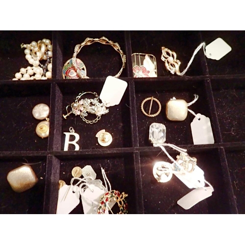 1131 - Jewellery display box of costume jewellery. UK P&P Group 2 (£20+VAT for the first lot and £4+VAT for... 