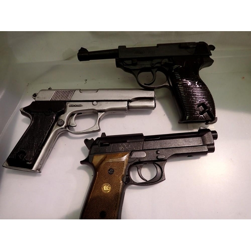 1135 - Three replica pistols. Not available for in-house P&P