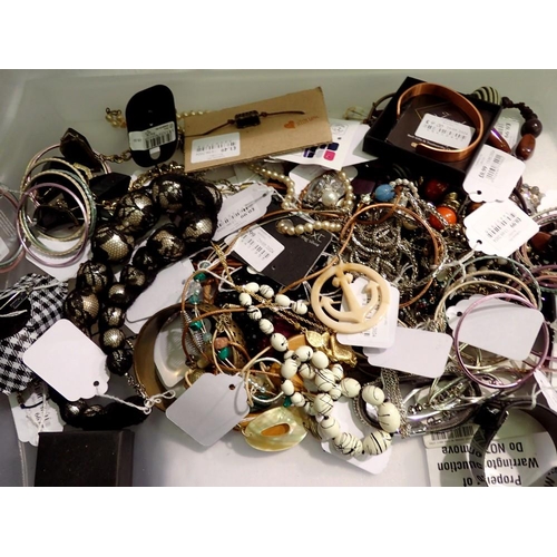 1184 - Quantity of costume jewellery. UK P&P Group 2 (£20+VAT for the first lot and £4+VAT for subsequent l... 