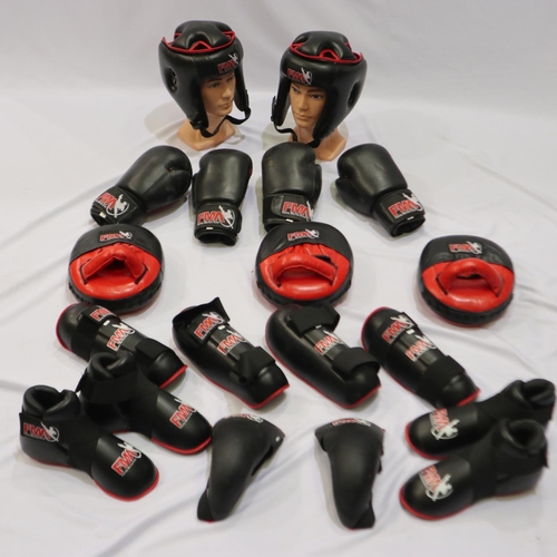 2023 - FMA Family Martial Arts: quantity of boxing gloves and protective wear, pads etc., for two people. N... 