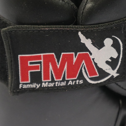 2023 - FMA Family Martial Arts: quantity of boxing gloves and protective wear, pads etc., for two people. N... 