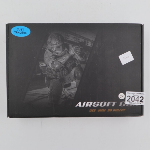 2042 - Airsoft pistol, model V19 in brown, boxed. P&P Group 2 (£18+VAT for the first lot and £3+VAT for sub... 