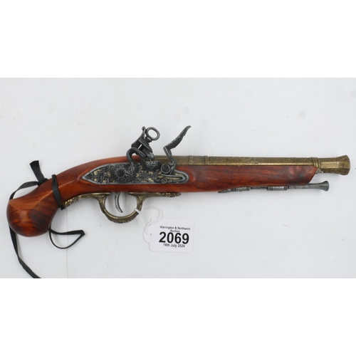 2069 - Replica flintlock pistol. UK P&P Group 2 (£20+VAT for the first lot and £4+VAT for subsequent lots)