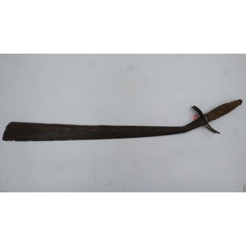 2141 - A 19th century traditional Borneo / Sarawak pandat head hunting sword, crooked blade with engraved d... 