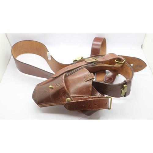 2184 - British 1940 dated WWII officers brown leather Sam Browne with revolver holster. UK P&P Group 1 (£16... 